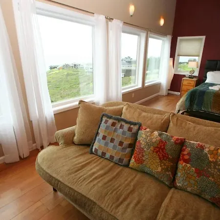Beach Nest! Hot Tub! Sauna! Bbq Grill! Amazing Views!! Romantic Getaway! Dog Friendly!!